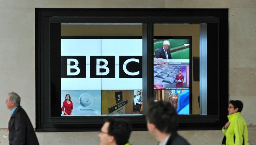 Un logo de la BBC est projeté sur un écran à l'entrée du siège de la BBC, le 12 novembre 2012 à Londres