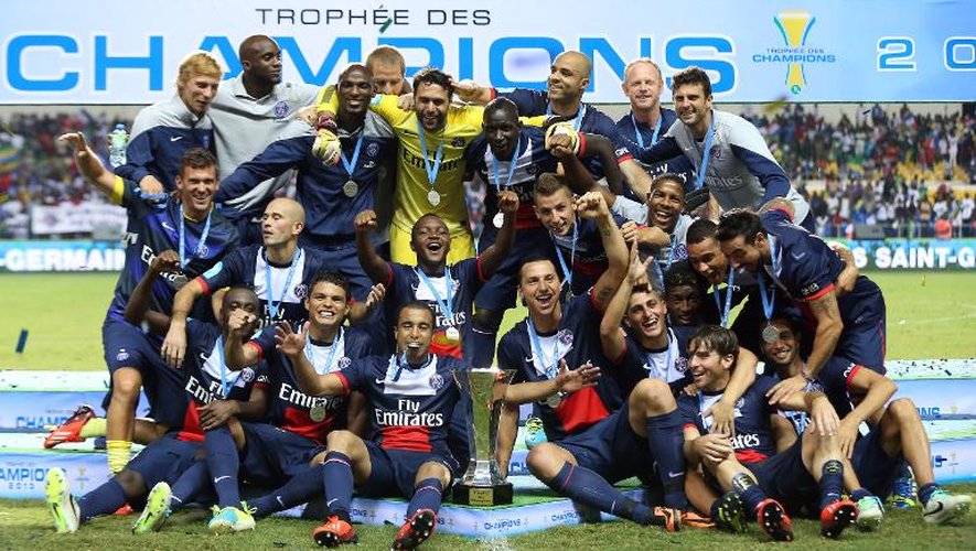 Les joueurs du PSG posent avec le Trophée des champions gagné contre Bordeaux, le 3 août 2013 à Libreville au Gabon