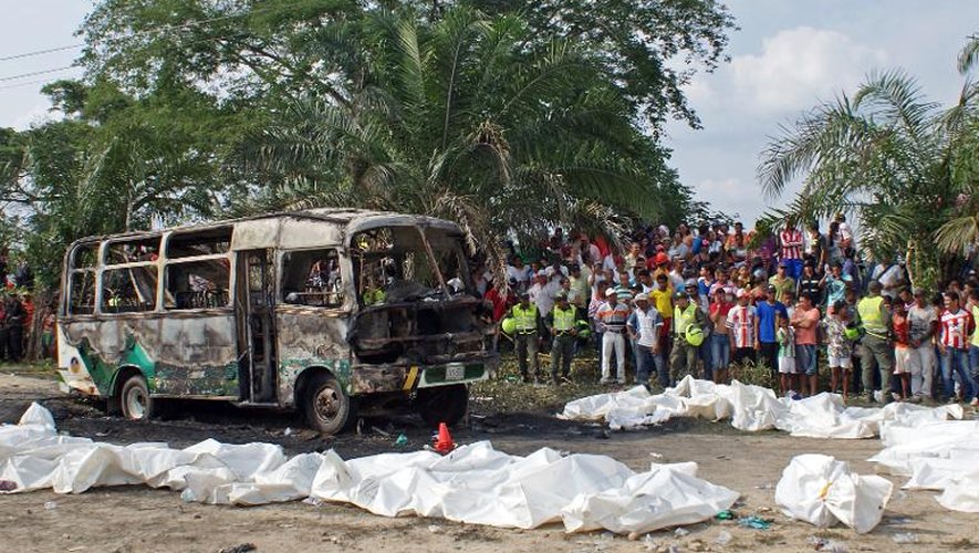 Des corps des enfants alignés le 19 mai 20104 devant le bus qui a brûlé sur une route de la province de Magdalena