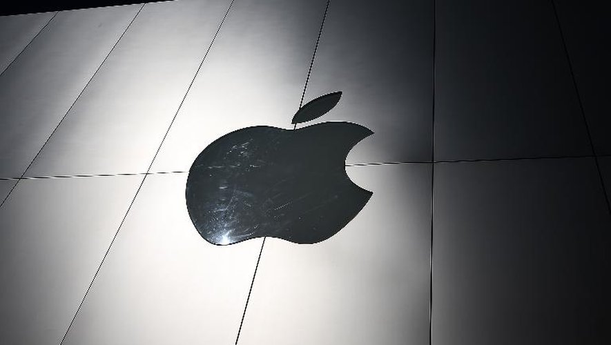 Le logo d'Apple à l'extérieur d'un magasin à San Francisco, en avril 2013