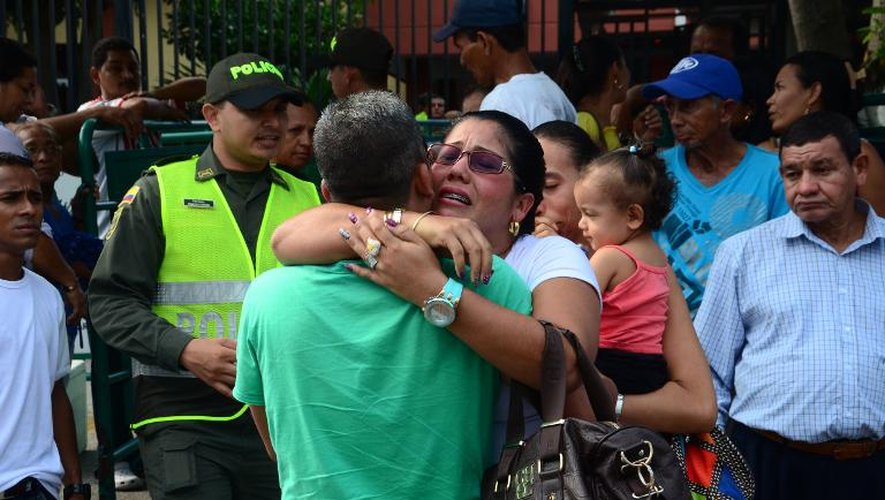 Les familles laissent éclater leur douleur à la sortie de la morgue le 19 mai 2014 à Barranquilla