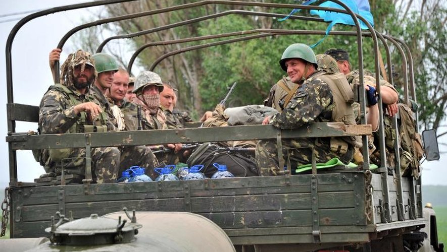 Soldats ukrainiens le 19 mai 2014 entre Izyum et Slaviansk