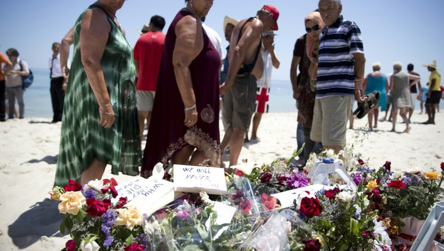 Des fleurs déposées le 28 juin 2015  sur la plage de l'hôtel Imperial Marhaba à Port El Kantaoui où un attentat a été commis la veille