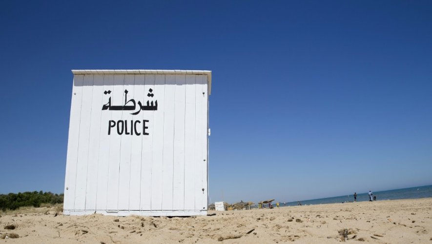 Un poste de police sur une plage désertée de Gammarth, au nord de la Tunisie, le 2 juillet 2015