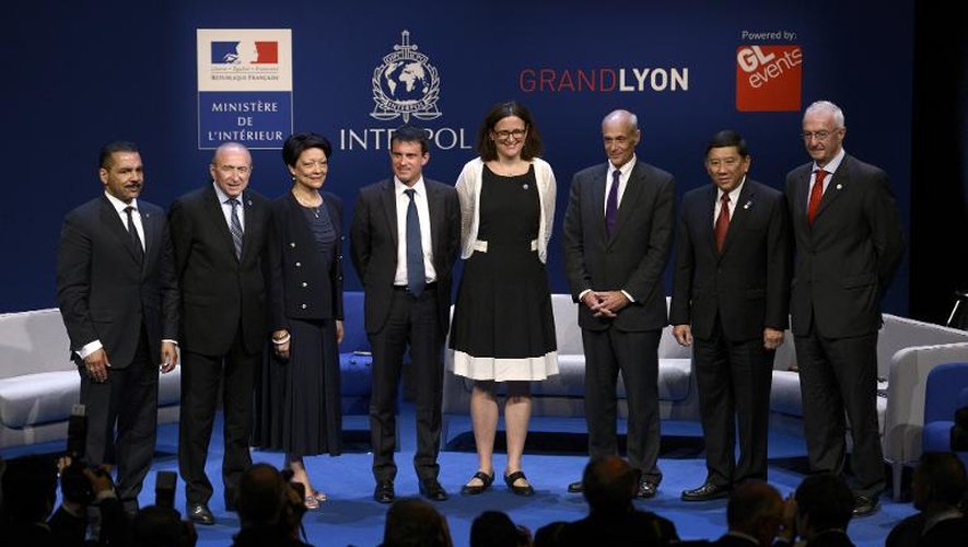 Une réunion des pays membres d'Interpol, le 8 juillet 2013 à Lyon avec le maire de Lyon Gérard Collomb (2e g) et le ministre de l'Intérieur Manuel Valls (4e g) notamment