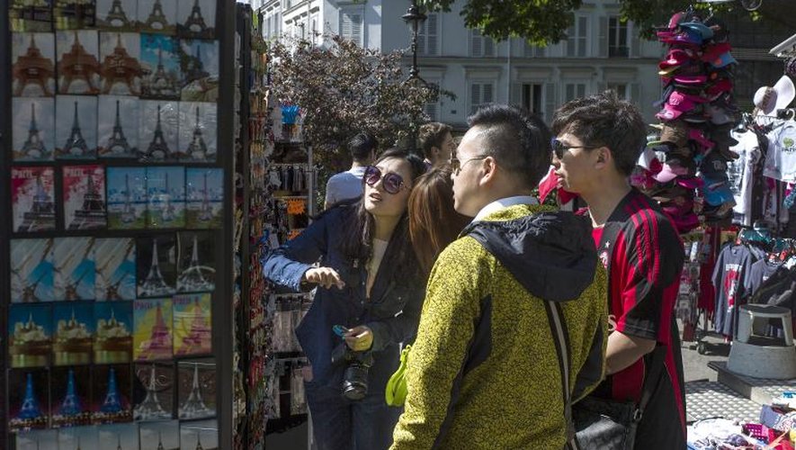 Des touristes chinois dans le quartier de Montmartre, à Paris, le 16 mai 2014