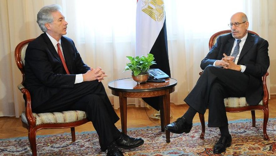 Photo fournie le 3 août 2013 par la présidence égyptienne du vice-président Mohamed el Baradei (d) et du secrétaire d'Etat adjoint américain William Burns au Caire