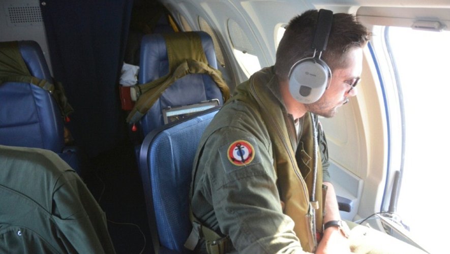 Un soldat dans un avion de l'armée française décolle de Hyères (Var) pour participer aux recherches de l'épave de l'A320 d'EgyptAir qui s'est abîmé en Méditerranée, le 20 mai 2016