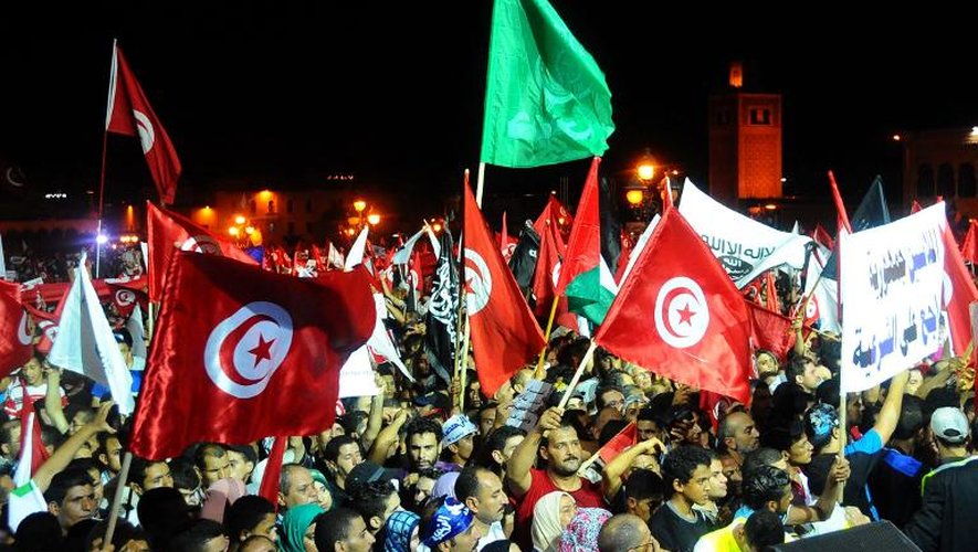 Des militants du parti islamiste Ennahda manifestent à Tunis le 3 août 2013 au soir en faveur du gouvernement