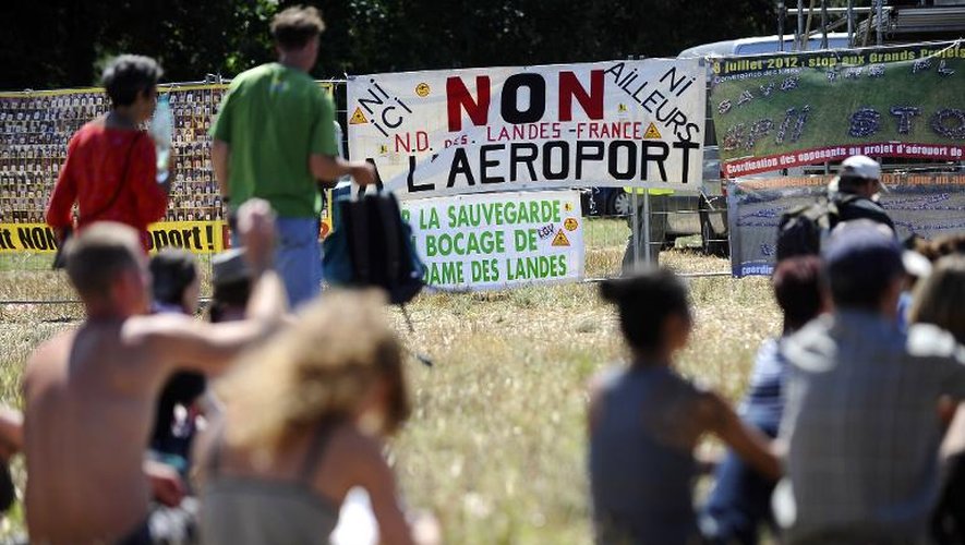 Des militants assistent le 3 août 2013 à un festival de musique, organisé par les opposants au projet d'aéroport de Notre-Dame-des-Landes