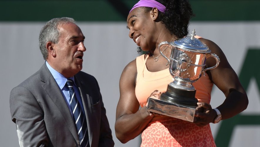 Le président de la FFT Jean Gachassin lors de la cérémonie de la remise des trophées après la victoire de Serena Williams (d) en finale de Roland-Garros face à Lucie Safarova, le 6 juin 2015