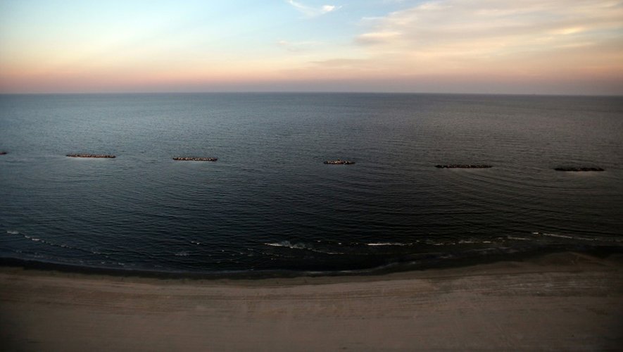 Vue d'une plage de Louisiane souillée en 2010 par une marée noire, imputée à BP, dans le Golfe du Mexique, le 13 avril 2011