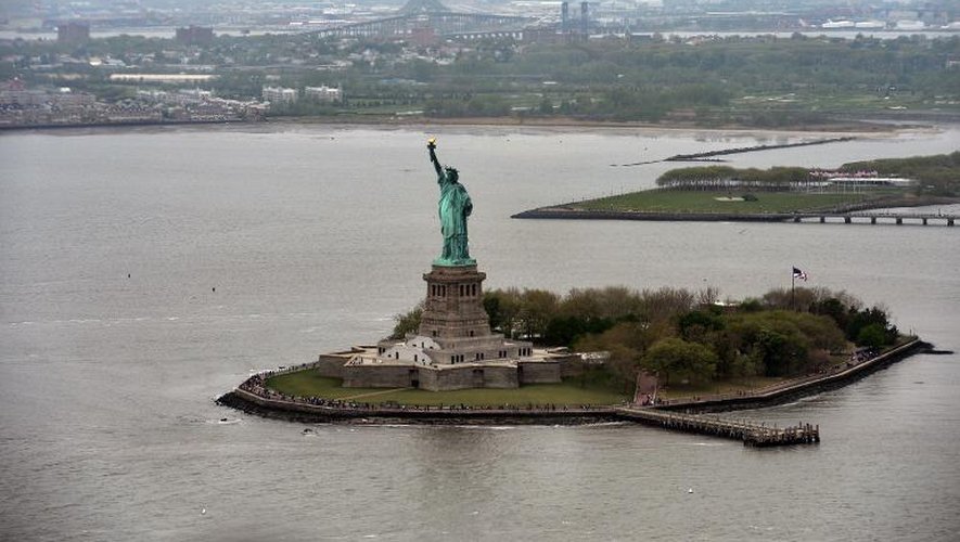 La Statue de la Liberté -menacée par la montée des océans résultant de la fonte des glaces polaires- est située sur l'île de Liberty Island au sud de Manhattan, à l'embouchure de l'Hudson. Photo du 14 mai 2014