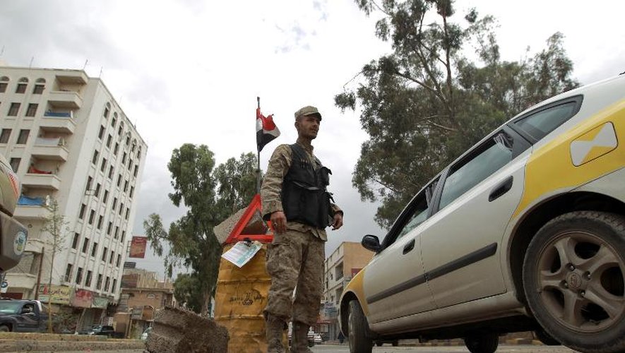 Un policier yéménite réalise des contrôles le 3 août 2013 à Sanaa