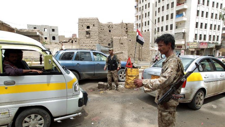 Un policier yéménite à un check-point, le 3 août 2013, à Sanaa