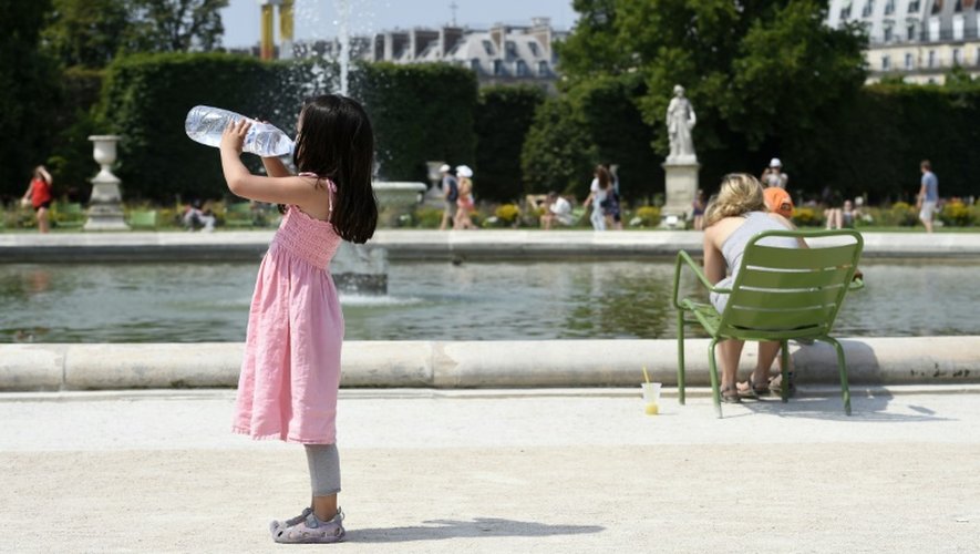 Une jeune fille au Jardin des Tuileries à Paris, le 2 juillet 2015