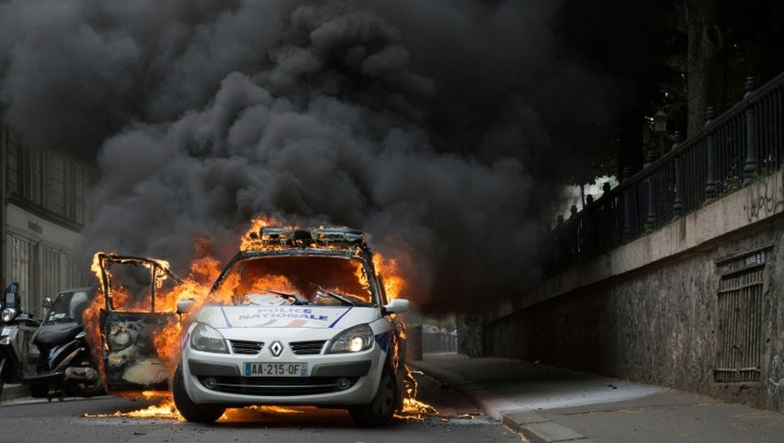 Une voiture de police incendiée lors d'une contre-manifestation le 18 mai 2016 à Paris