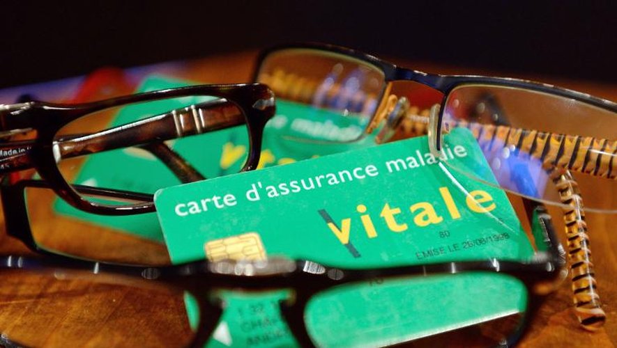 Lunettes présentées sur une carte Vitale  d'assurance maladie
