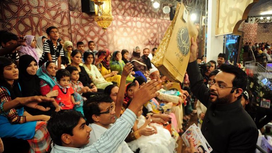 Aamir Liaquat Hussain, télévangéliste musulman, distribue des cadeaux lors du quiz "Aman Ramadan", le 31 juillet 2013 à Karachi