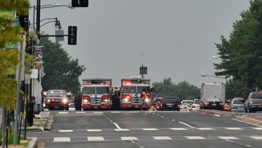 Des voitures de pompiers attendent le 2 juillet 2015 près du quartier de Navy Yard à Washington, où une fausse alerte a mobilisé de nombreuses forces de police