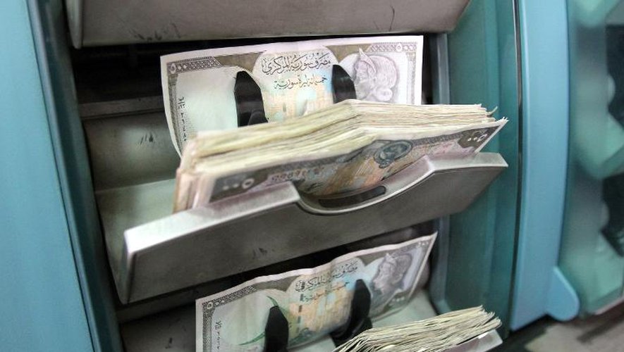 Des billets de banque syriens dans un distributeur à Damas
