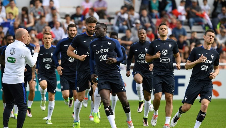 Les joueurs de l'équipe de France s'échauffent avant un match d'entraînement avec les U19 de Bayonne, le 21 mai 2016 au stade Aguilera
