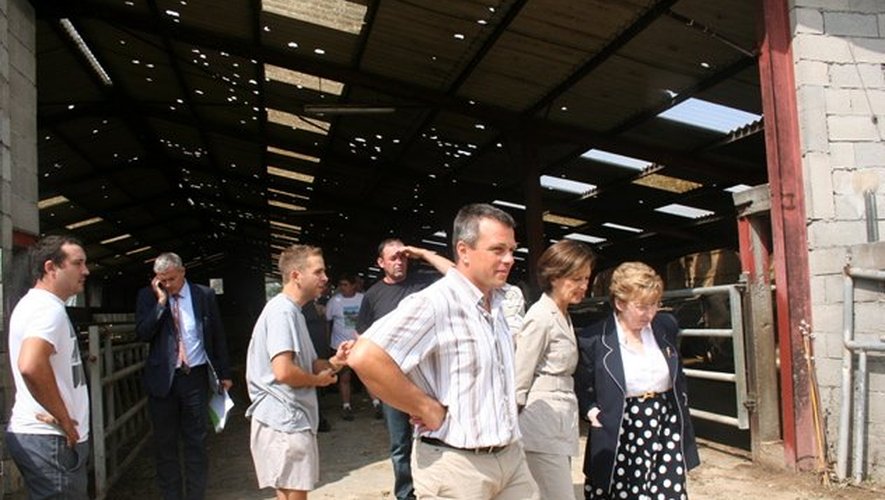 Anne-Marie Escoffier, ministre déléguée à la décentralisation, est venue constater l'ampleur des dégâts sur les bâtiments agricoles et dans les habitations. Elle a assuré qu'elle restait en Aveyron "pour aider".