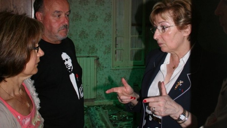 Anne-Marie Escoffier, ministre déléguée à la décentralisation, est venue constater l'ampleur des dégâts sur les bâtiments agricoles et dans les habitations. Elle a assuré qu'elle restait en Aveyron "pour aider".