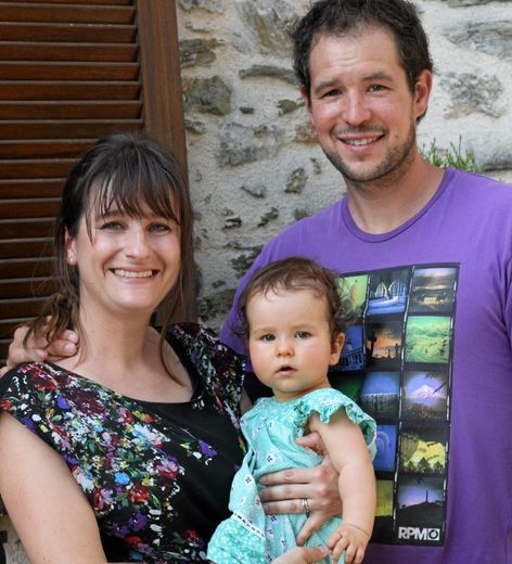 Julie, Bastien et leur petite fille Lily qu'ils ont tenu à baptiser en France.