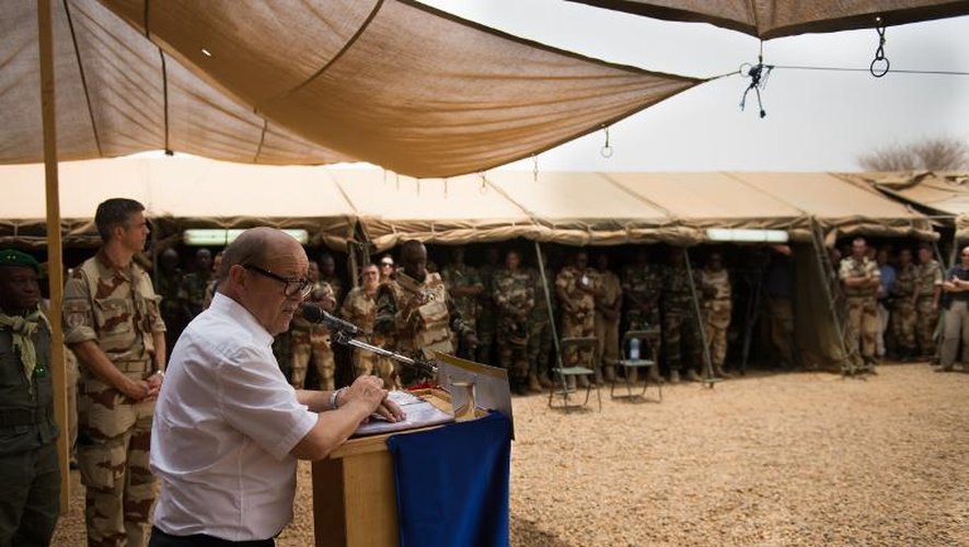 Le ministre de la Défense, Jean-Yves Le Drian s'adresse aux soldats français à Gao, le 26 avril 2013 au Mali