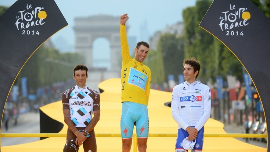 Les hommes forts du Tour de France 2014, de g à d: Jean-Christophe Péraud (2e), Vincenzo Nibali (1er) et Thibaut Pinot (3e), le 27 juillet à Paris
