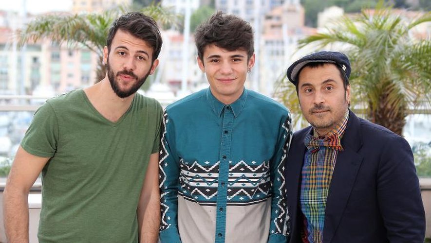 Les acteurs Nicos Gelia et Costas Nicouli avec le réalisateur grec Panos Koutras le 19 mai 2014 à Cannes (de gauche à droite)