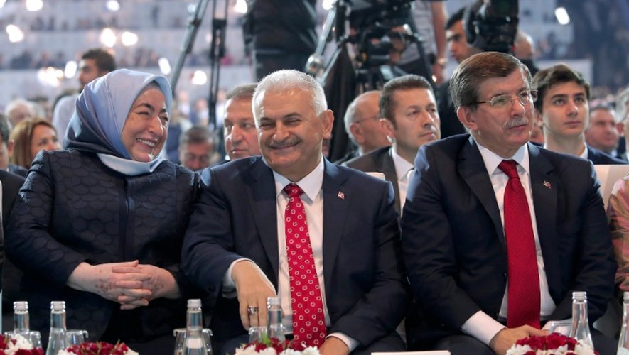 Le ministre des transports turc Binali Yildirim (au centre) entouré de sa femme et du Premier ministre sortant Ahmet Davutoglu, à Ankara le 22 mai 2016