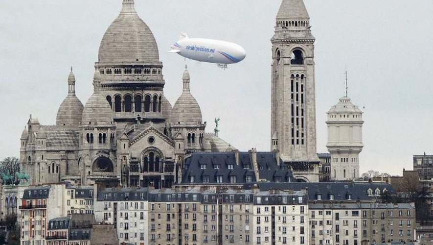 Un zeppelin  le 13 mars 2011 au-dessus du Sacré-Coeur à Paris