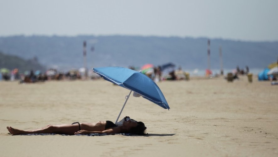 Une femme sur une plage de Deauville dans le nord ouest de la France, le 1er juillet 2015