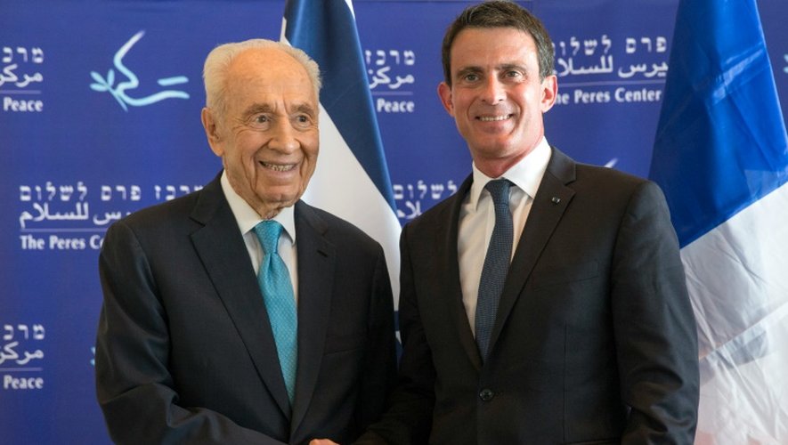 Le Premier ministre français Manuel Valls et l'ancien président israélien Shimon Peres à Tel Aviv en Israël, le 22 mai 2016