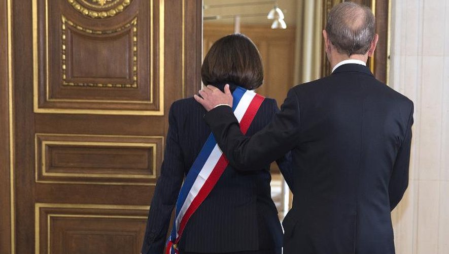 La maire de Paris Anne Hidalgo et son prédécesseur Bertrand Delanoë à l'Hôtel de Ville, le 5 avril 2014