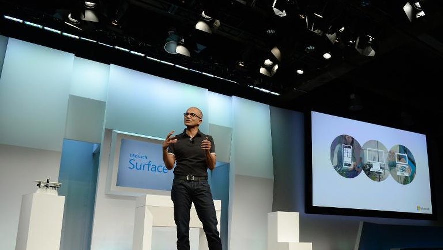 Le PDG de Microsoft Satya Nadella présente une version agrandie de sa tablette Surface, le 20 mai 2014 à New York