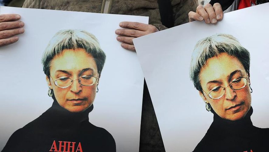 Des affiches représentant la journaliste russe Anna Politkovskaya, assassinée en 2006, brandies par des militants des droits de l'Homme à Moscou, le 7 octobre 2010