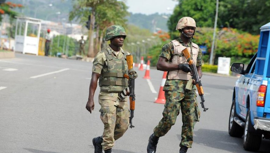 Des soldats nigérians patrouillent à Abuja le 6 mai 2014