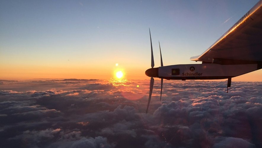 Photo prise le 29 juin 2015 par le projet Solar Impulse montrant le lever du soleil peu après le décollage de l'avion solaire de l'aéroport de Nagoya au Japon
