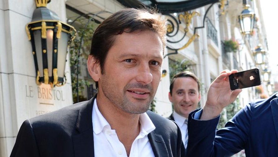 L'ancien directeur sportif du PSG, Leonardo, quitte l'hôtel le Bristol à Paris, le 15 juillet 2013