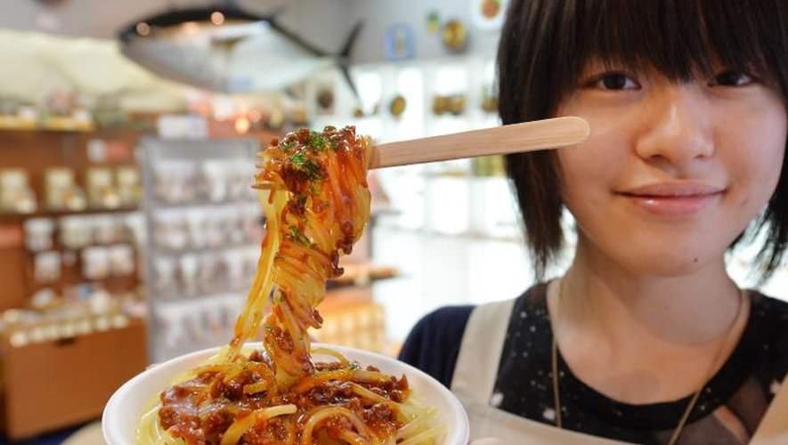 Une assiette de spaghetti en résine, dans un magasin de reproductions alimentaires à Tokyo