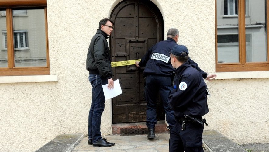 Les policiers ruthénois ont bloqué l'entrée de l'immeuble, le temps des premières constatations.