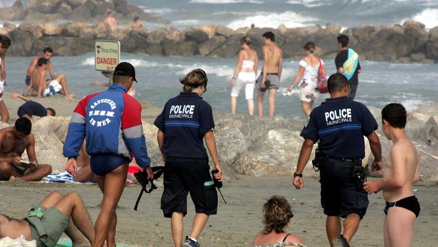 Des policiers sur la plage de Carnon