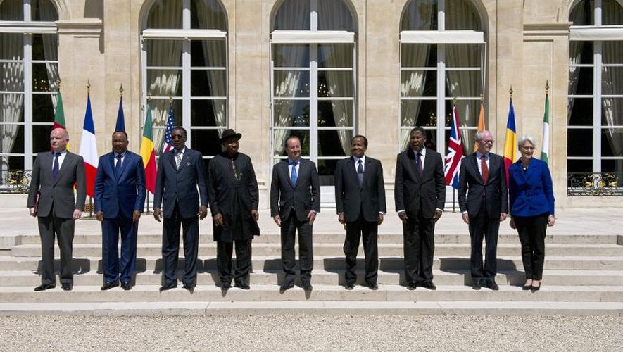Les présidents du Niger Mahamadou Issoufou, du Tchad Idriss Déby Itno, du Nigeria Goodluck Jonathan, de France François Hollande, du Cameroun Paul Biya et du Bénin Thomas Boni Yayi (de g à d) au Sommet sur Boko Haram, le 17 mai 2014 à Pa