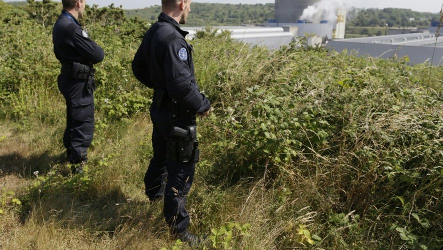 Des gendarmes du PSPG (Peloton spécialisé de protection de la gendarmerie) le 19 juin 2013 devant la centrale nucléaire de Paluel