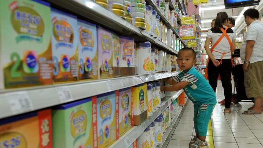 Un enfant près du rayon des laits en poudre dans un supermarché de Pékin, le 4 août 2013
