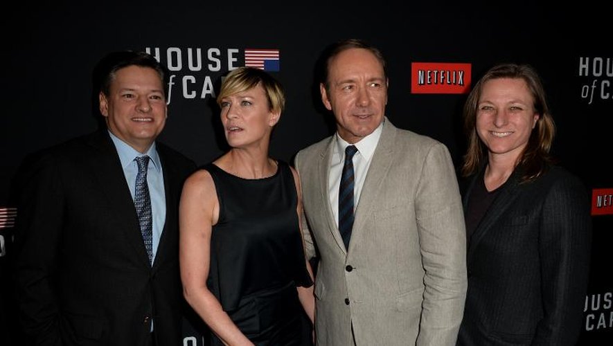 Netflix investit dans des productions originales comme la série politique "House of Cards", dont les acteurs principaux Robin Wright (c, g) et Kevin Spacey (c, d) sont à Los Angeles pour le lancement de la saison 2, le 13 février 2014