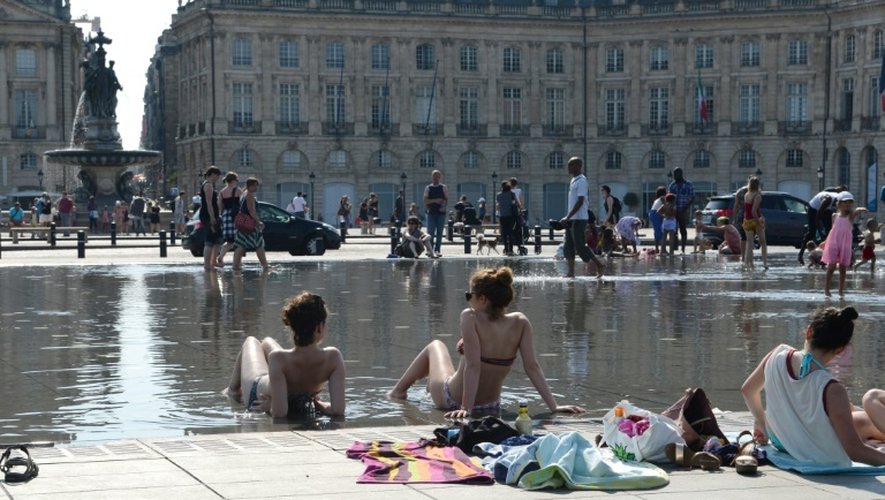 Des jeunes femmes en maillots de bain près d'une fontaine à Bordeaux le 1er juillet 2015